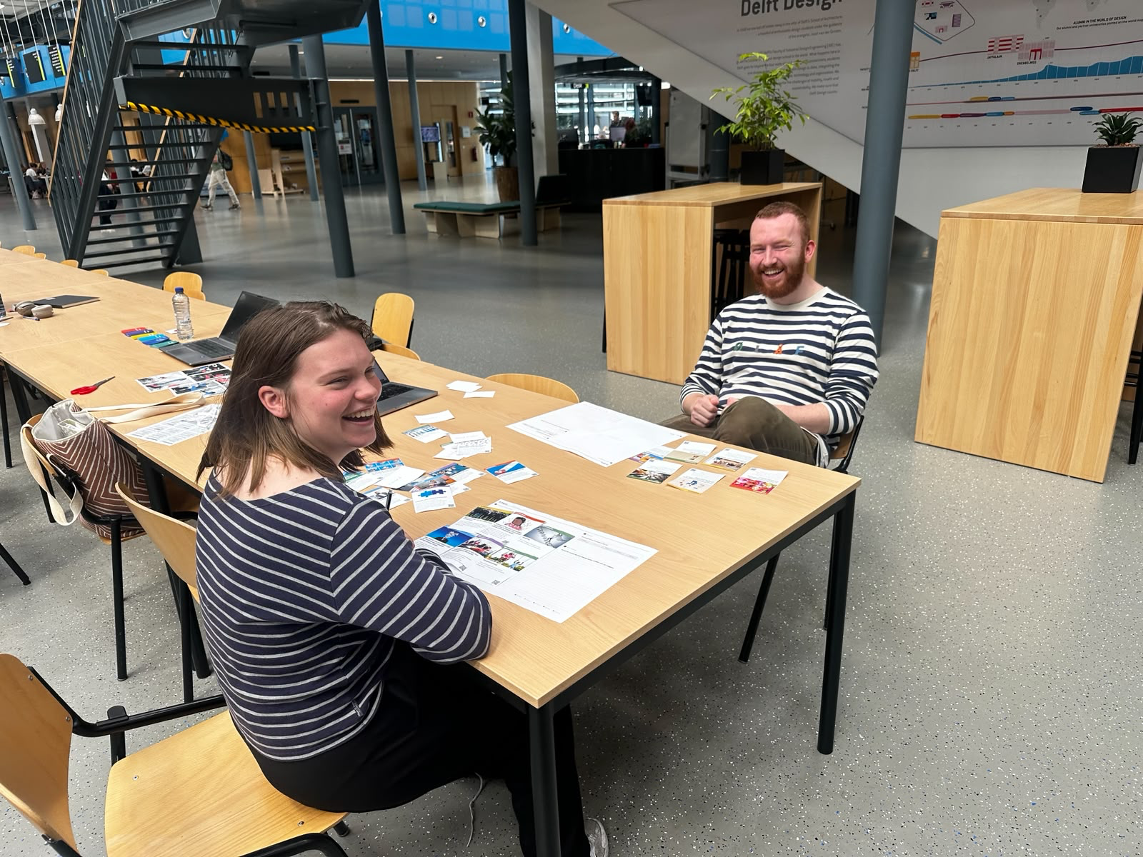 Foto van een playtest-sessie met twee spelers aan tafel